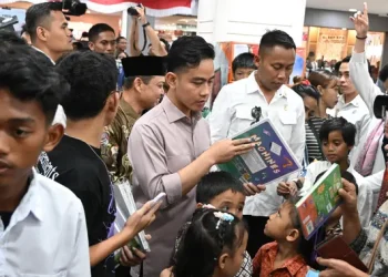 Gibran Traktir Siswa Sekolah Rakyat dan Anak Yatim saat Kunjungan ke Pontianak