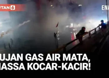 Mencekam Di Fly Over Senen, Massa Kocar-Kacir Akibat Gas Air Mata