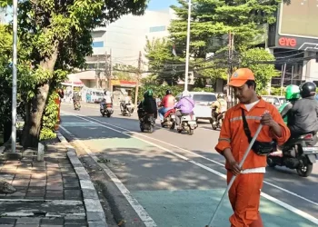 Sampah dan Kaca Berserakan di Pejompongan, Pasukan Orange Bekerja untuk Merapikan Sisa Demo
