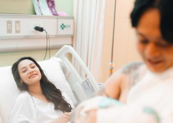 Erika Carlina Melahirkan, 6 Potret DJ Bravy Temani Proses Persalinan yang Haru