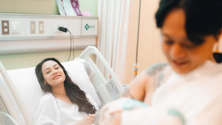 Erika Carlina Melahirkan, 6 Potret DJ Bravy Temani Proses Persalinan yang Haru