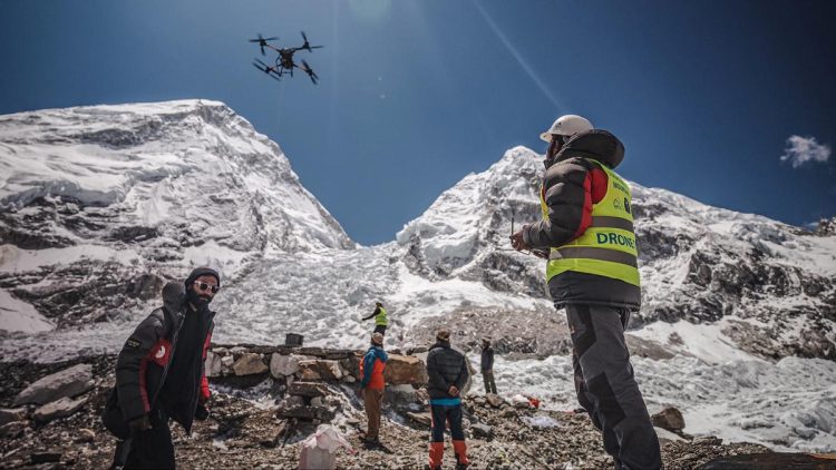 300 Kg Sampah di Puncak Gunung Everest Diangkut Menggunakan Drone Seharga Rp329 Juta