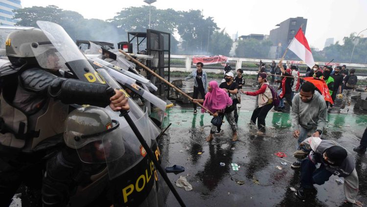 Cara Efektif Mengurangi Dampak Gas Air Mata Tanpa Menggunakan Odol