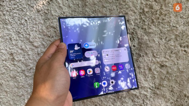 HP Lipat Super Tipis dengan Kamera 200MP dan AI Canggih di Galaxy Z Fold7