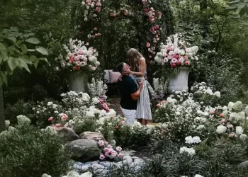 Taylor Swift dan Travis Kelce Tunangan, Biaya Dekorasi Bunga Seperti Negeri Dongeng Rp619 Juta