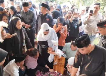 Billy Syahputra Antarkan Jenazah Mpok Alpa Hingga Peristirahatan Terakhir dan Pesan untuk Anak Almarhumah