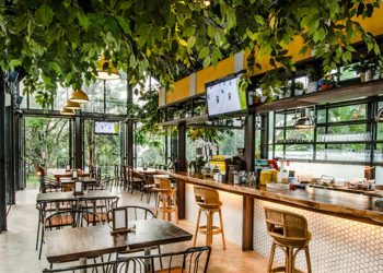 30 Rekomendasi Tempat Makan Keluarga di Bandung yang Nyaman dan Ramah untuk Anak