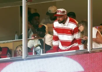 Gaya Simpel Pamer Cincin Tunangan Saat Muncul di Pertandingan Football Bareng Travis Kelce