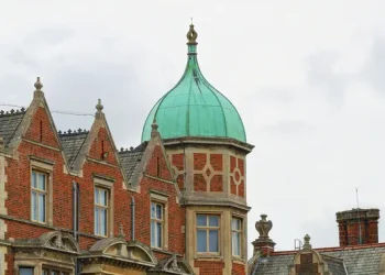 Fakta Ritual Pengusiran Hantu di Rumah Ratu Elizabeth II dan Kehadiran Roh Putri Diana