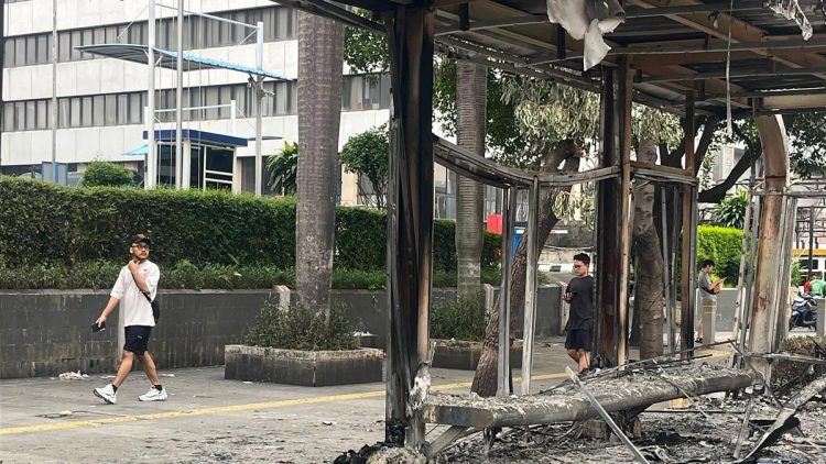 Halte dan Pagar Gedung DPR Rusak Akibat Aksi Massa