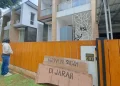 Rumah Nafa Urbach Berantakan Dikerumuni Massa dengan Tulisan Rumah Ini Sudah Dijarah