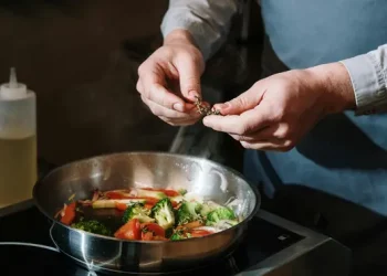 Trik Menumis Sayuran Hijau Supaya Tetap Renyah dan Segar