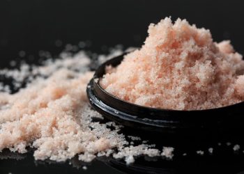 7 Manfaat Mandi Air Garam untuk Mengatasi Pegal dan Stres