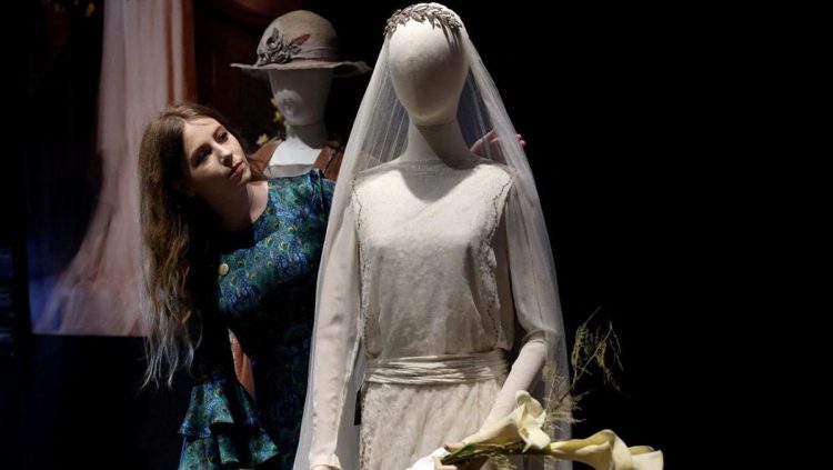 Lelang Kostum Glamor dari Serial Downton Abbey