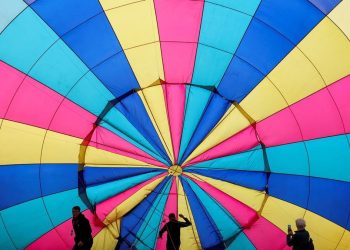 Balon Udara Berwarna Hiasi Langit Bristol