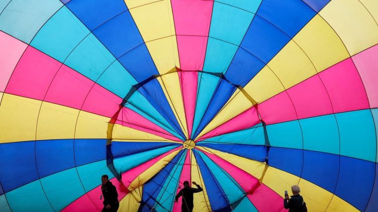 Balon Udara Berwarna Hiasi Langit Bristol