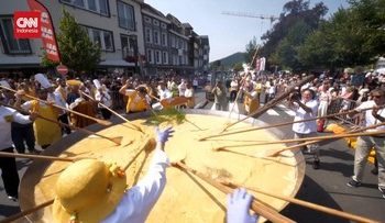 Belgia Rayakan Hari Asumsi dengan Memasak Omelet Besar