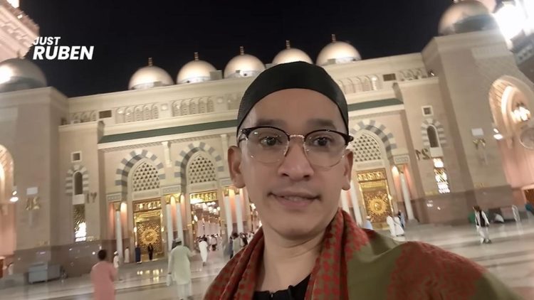 Ruben Onsu Lakukan Umroh Perdana Setelah Menjadi Mualaf