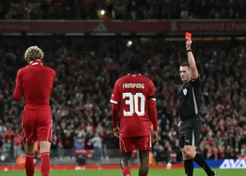 Andy Robertson Sindir Hugo Ekitike Setelah Kartu Merah Konyol di Carabao Cup
