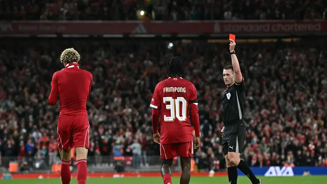 Andy Robertson Sindir Hugo Ekitike Setelah Kartu Merah Konyol di Carabao Cup