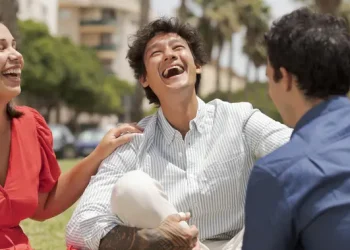 Menyesal Setelah Bercerita? Kenali 7 Ciri Kamu Terlalu Banyak Berbagi