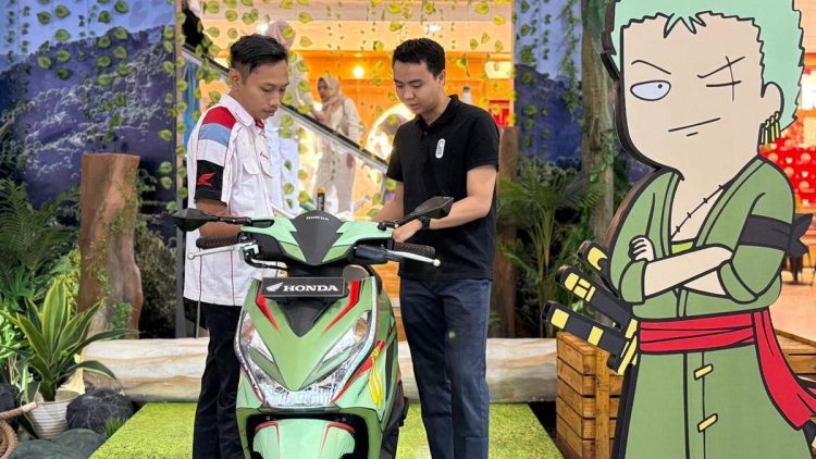 Fans One Piece Harus Lihat, Zoro dan Sanji Berpose di Mall Surabaya