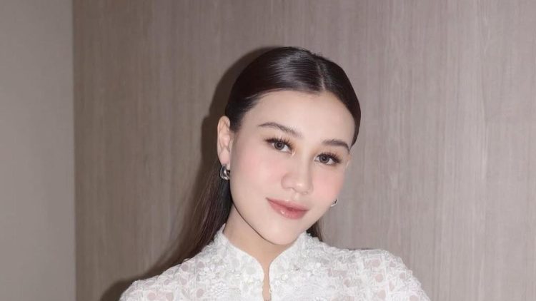 6 Potret Aaliyah Massaid dan Baby Arash Tetap Gaya Saat Momong Anak