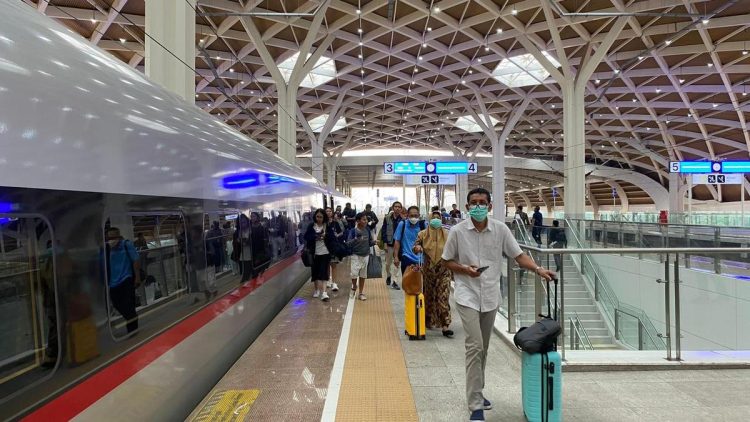 3 Berita Teratas Hari Ini: Cara Reschedule Tiket Kereta Cepat Whoosh Bebas Biaya