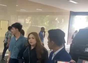 Sambil Genggam Tangan Seorang Pria, Lisa Mariana Kunjungi Bareskrim Polri