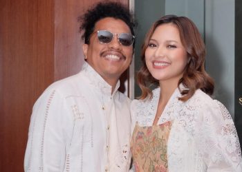 Tampilan Ruang TV di Rumah Arie Kriting dan Indah Permatasari yang Terhubung dengan Dapur