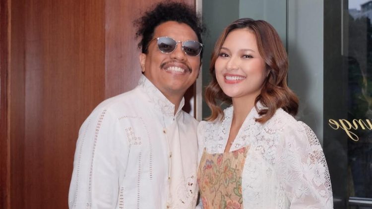 Tampilan Ruang TV di Rumah Arie Kriting dan Indah Permatasari yang Terhubung dengan Dapur