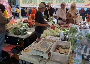 HUT ke-80 TNI, Ribuan Masyarakat Serbu Kodiklat Serpong untuk Sembako Murah