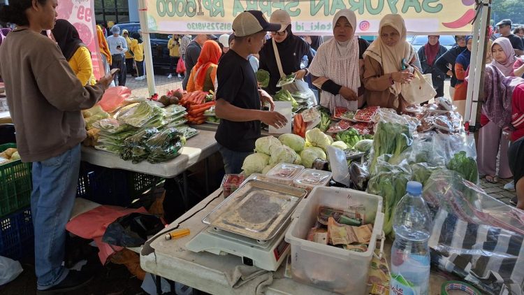 HUT ke-80 TNI, Ribuan Masyarakat Serbu Kodiklat Serpong untuk Sembako Murah