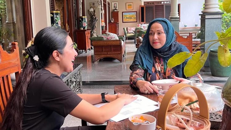 5 Potret Teras Semi Terbuka Bernuansa Klasik dan Tropis