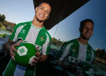 Manfaatkan Popularitas Eks Manchester United, Real Betis Jual Baju Khusus