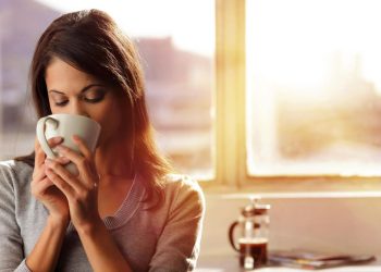 Minuman yang Direkomendasikan Ahli untuk Mengurangi Penuaan Otak