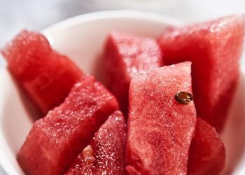 3 Kelompok Orang yang Tidak Dianjurkan Makan Semangka Meski Segar