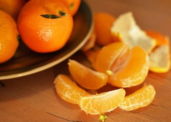 Serabut Putih di Daging Jeruk, Amankah untuk Dikonsumsi?