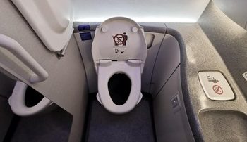 Toilet Pesawat Tidak Berfungsi, Urine Mengotori Lantai dan Penumpang Buang Air Besar di Celana