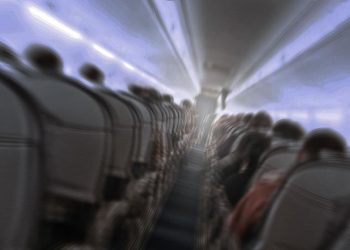 Turbulensi Parah Pramugari Terbentur Atap Kabin dan Tertimpa Troli