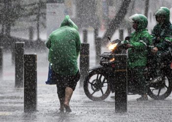 6 Pendapat Ahli Kesehatan dan Pejabat tentang Air Hujan Jakarta yang Mengandung Mikroplastik