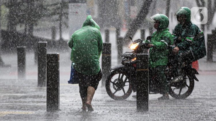 6 Pendapat Ahli Kesehatan dan Pejabat tentang Air Hujan Jakarta yang Mengandung Mikroplastik