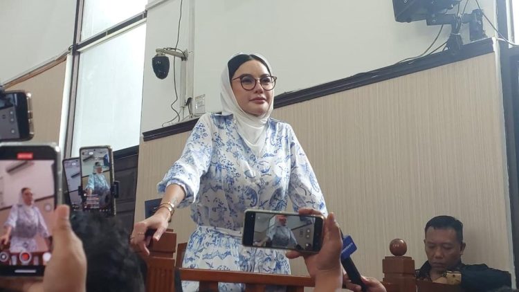 Nikita Mirzani Ubah Gaya di Sidang Pledoi dengan Kerudung Putih