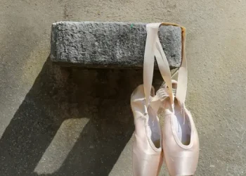 Seniman Inggris Mengolah Sepatu Balet Bekas Menjadi Perhiasan Menarik
