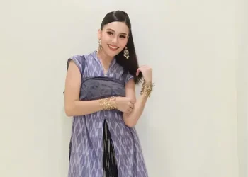 8 Potret Ayu Pakai Batik, Anggun dan Elegan di Berbagai Momen