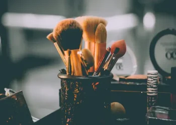 7 Cara Efektif Membersihkan Kuas Makeup untuk Mencegah Kerusakan Kulit