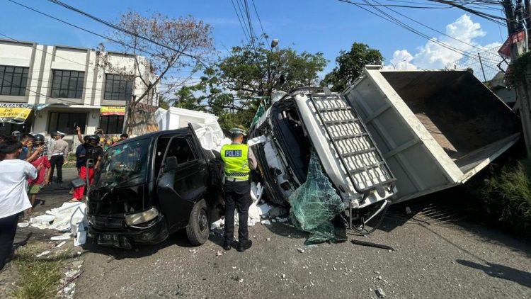 Truk Jatuh dari Jembatan Tol Tangerang-Merak Timpa Mobil dan Motor 5 Orang Jadi Korban