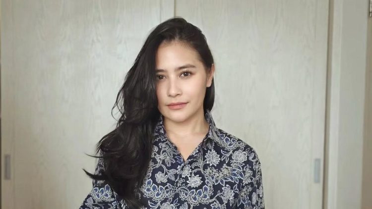 3 Berita Teratas Hari Ini: Gaya Berbatik Prilly Latuconsina yang Modern dan Elegan
