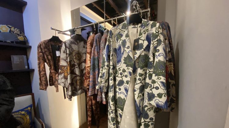 3 Berita Teratas: 6 Batik Mewah Indonesia yang Menjaga Warisan dan Keanggunan Klasik