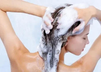 Tips agar Kebiasaan Keramas Setiap Hari Tidak Merusak Rambut